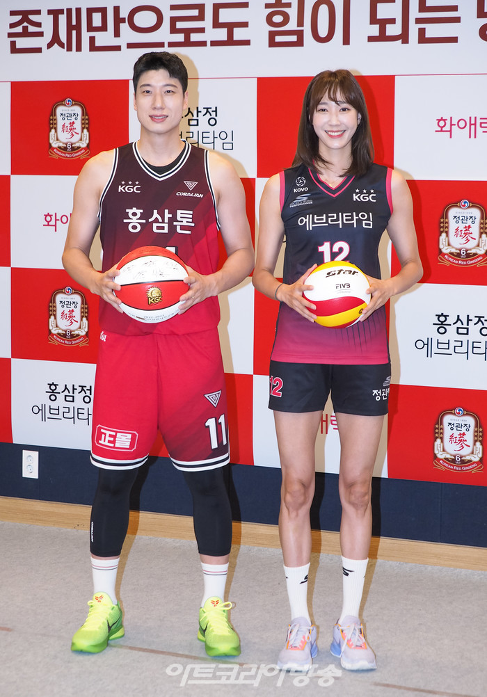 부모님 프로모션 기념 사진 행사(농구선수 양현종, 배구선수 한송이) 2023.04.23 사진 ⓒ아트코리아방송 이용선 기자​