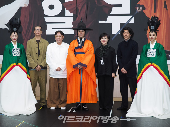 서울시무용단 '일무' 연습실 공개행사(왼쪽부터 서울시무용단 춘앵무 단원, 김성훈 안무가, 정구호 연출, 서울시무용단 무무(정대업지무) 단원, 정혜진 단장, 김재덕 안무가, 서울시무용단 춘앵무 단원) 2023.04.25 사진 ⓒ아트코리아방송 이용선 기자​