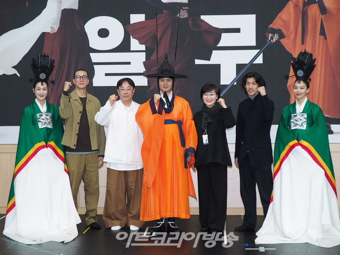 서울시무용단 '일무' 연습실 공개행사(왼쪽부터 서울시무용단 춘앵무 단원, 김성훈 안무가, 정구호 연출, 서울시무용단 무무(정대업지무) 단원, 정혜진 단장, 김재덕 안무가, 서울시무용단 춘앵무 단원) 2023.04.25 사진 ⓒ아트코리아방송 이용선 기자​