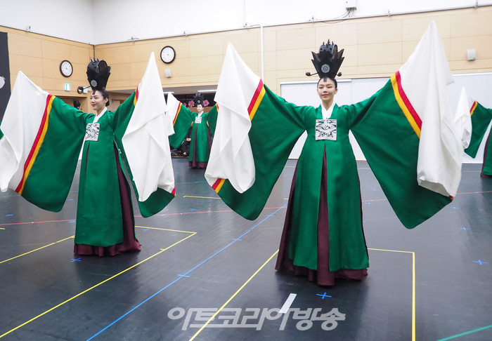 서울시 무용단의 '일무' 연습실 공개행사 춘앵무 시연. 2023.04.25 사진 ⓒ아트코리아방송 이용선 기자​