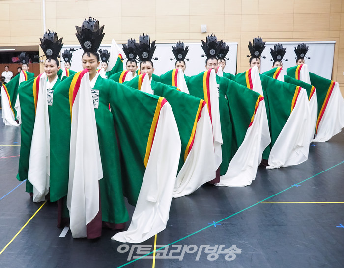 서울시 무용단의 '일무' 연습실 공개행사 춘앵무 시연. 2023.04.25 사진 ⓒ아트코리아방송 이용선 기자​