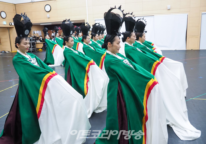 서울시 무용단의 '일무' 연습실 공개행사 춘앵무 시연. 2023.04.25 사진 ⓒ아트코리아방송 이용선 기자​