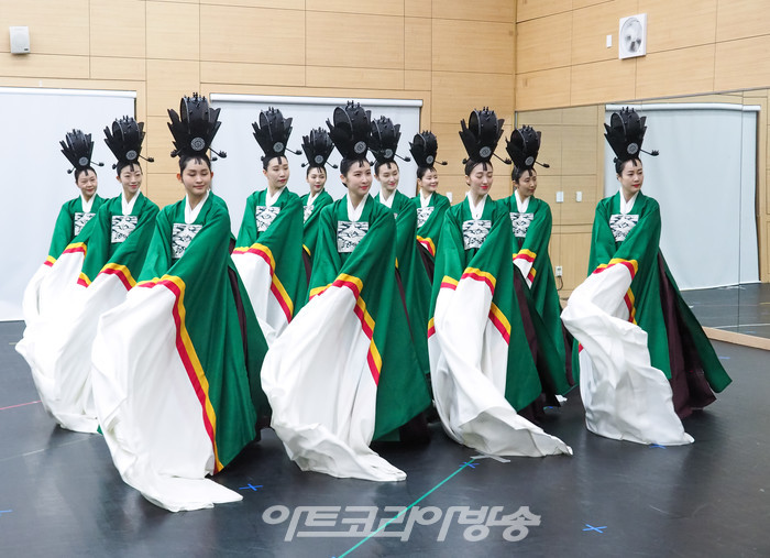 서울시 무용단의 '일무' 연습실 공개행사 춘앵무 시연. 2023.04.25 사진 ⓒ아트코리아방송 이용선 기자​