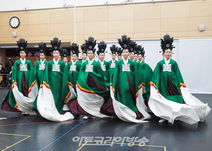 서울시 무용단의 '일무' 연습실 공개행사 춘앵무 시연. 2023.04.25 사진 ⓒ아트코리아방송 이용선 기자​