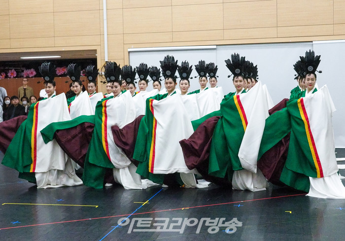 서울시 무용단의 '일무' 연습실 공개행사 춘앵무 시연. 2023.04.25 사진 ⓒ아트코리아방송 이용선 기자​