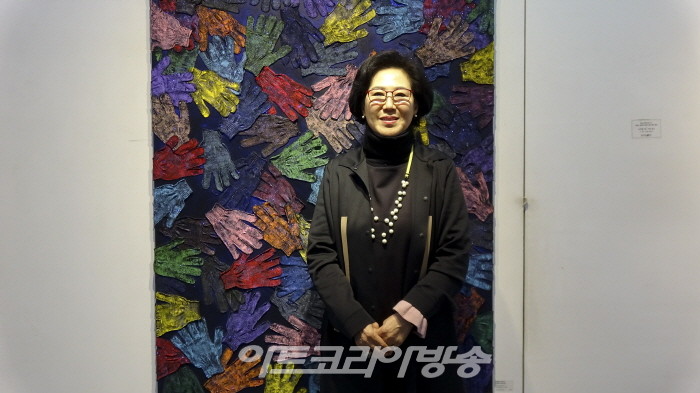 정경연 초대전 '장갑과 함께한 40년, 그 여정을 한자리에' 개막식