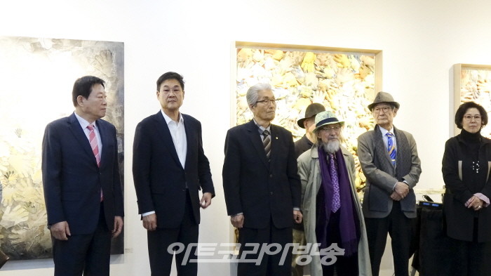 정경연 초대전 '장갑과 함께한 40년, 그 여정을 한자리에' 개막식