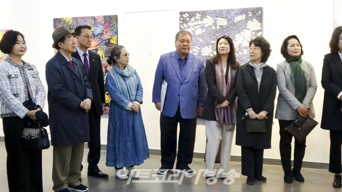 정경연 초대전 '장갑과 함께한 40년, 그 여정을 한자리에' 개막식