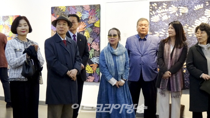 정경연 초대전 '장갑과 함께한 40년, 그 여정을 한자리에' 개막식