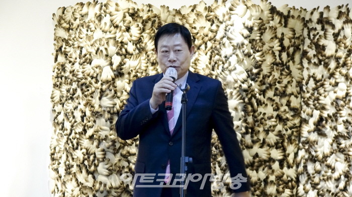 정경연 초대전 '장갑과 함께한 40년, 그 여정을 한자리에' 개막식