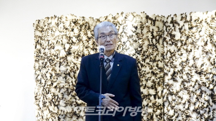 정경연 초대전 '장갑과 함께한 40년, 그 여정을 한자리에' 개막식