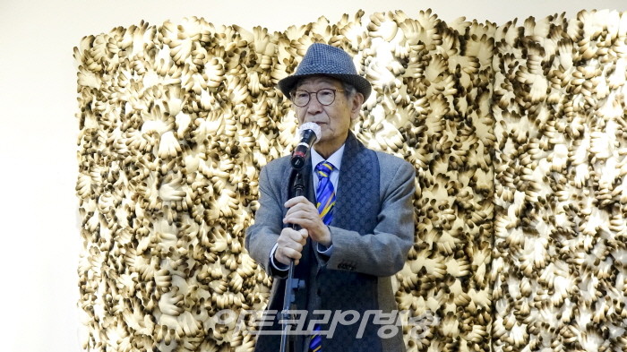 정경연 초대전 '장갑과 함께한 40년, 그 여정을 한자리에' 개막식