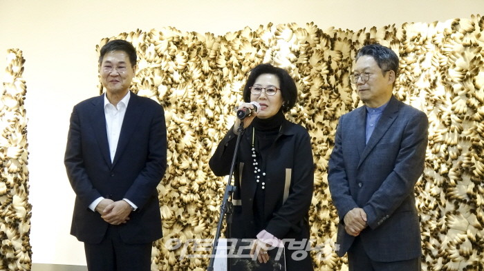 정경연 초대전 '장갑과 함께한 40년, 그 여정을 한자리에' 개막식