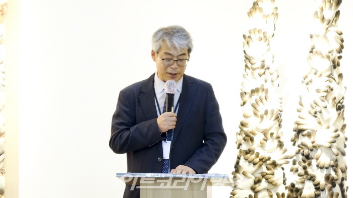 정경연 초대전 '장갑과 함께한 40년, 그 여정을 한자리에' 개막식