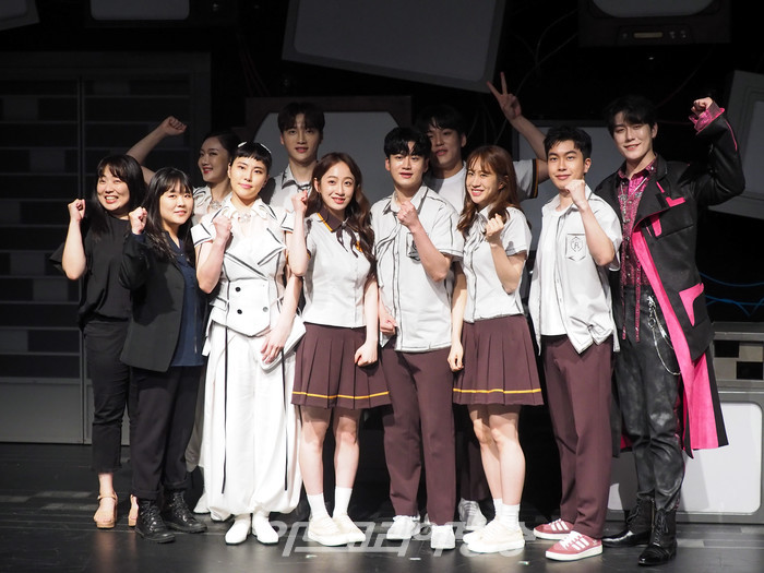 뮤지컬 '신이 나를 만들 때' 프레스콜(사진 왼쪽부터 표상아 연출-김희은 음악감독-황한나-정다희-임진섭- 전혜주 - 류찬열-장윤석-박새힘-.정찬호-심수영) 2023.04 28 사진 ⓒ아트코리아방송 이용선 기자​