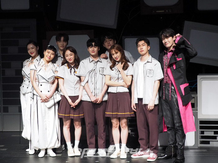 뮤지컬 '신이 나를 만들 때' 프레스콜(사진 왼쪽부터 황한나-정다희-임진섭- 전혜주 - 류찬열-장윤석-박새힘-.정찬호-심수영) 2023.04 28 사진 ⓒ아트코리아방송 이용선 기자​