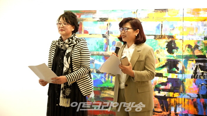 박선녀 작가가 사회를 보고 있다.