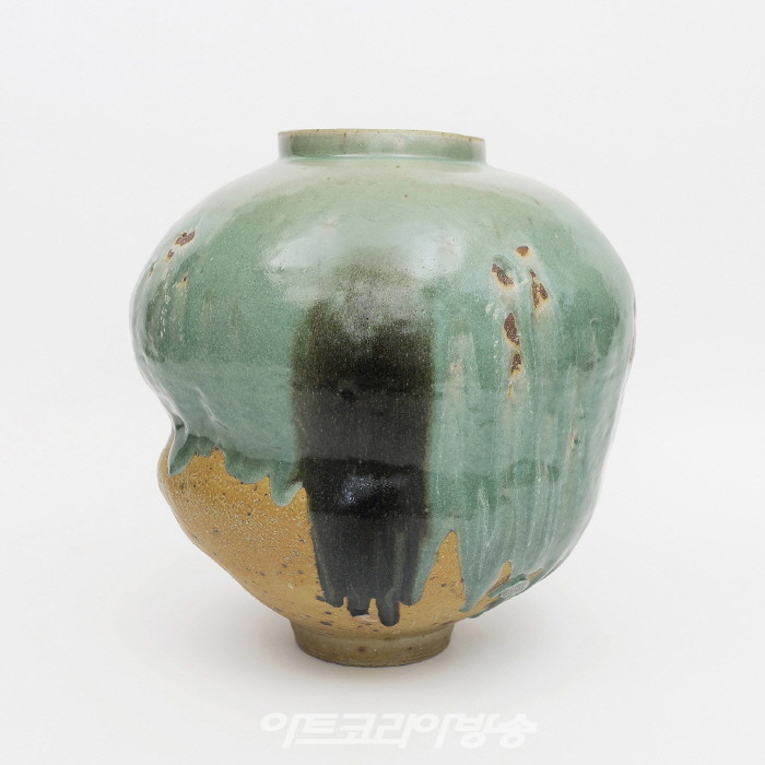 초록돌 항아리 Green Stone Jar 소금가마, 1300℃ 소성, 49×45×45cm, 2023