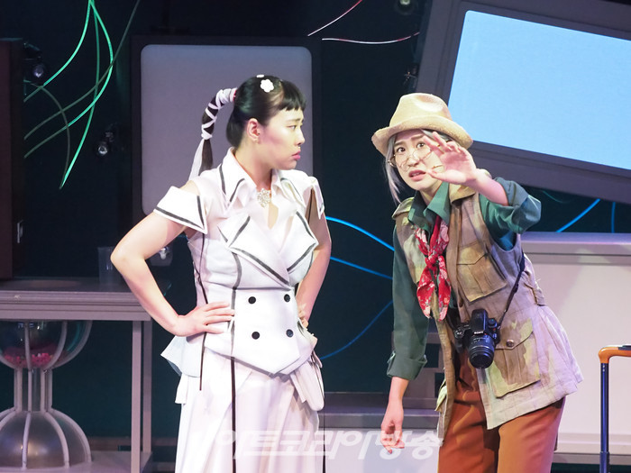 뮤지컬 '신이 나를 만들 때' 프레스콜(신 역 정다희, 영 역 박새힘) 2023.04 28 사진 ⓒ아트코리아방송 이용선 기자​