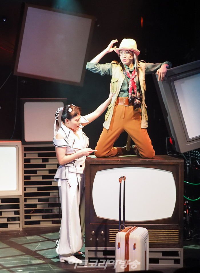 뮤지컬 '신이 나를 만들 때' 프레스콜(신 역 정다희, 영 역 박새힘) 2023.04 28 사진 ⓒ아트코리아방송 이용선 기자​