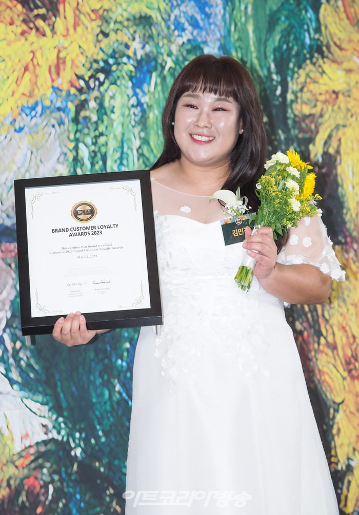 '2023 브랜드 고객 충성도 대상' 포토월 행사(김민경) 2023.05.02 사진 ⓒ아트코리아방송 이용선 기자​