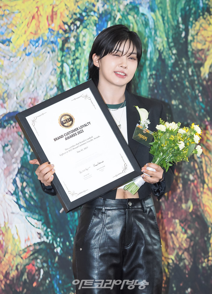 '2023 브랜드 고객 충성도 대상' 포토월 행사(아이키) 2023.05.02 사진 ⓒ아트코리아방송 이용선 기자​