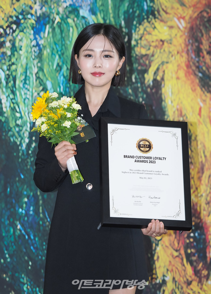 '2023 브랜드 고객 충성도 대상' 포토월 행사(흰(박혜원)) 2023.05.02 사진 ⓒ아트코리아방송 이용선 기자​
