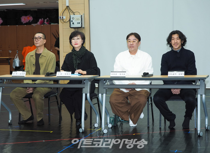 서울시무용단 '일무' 연습실 공개행사(왼쪽부터 김성훈 안무가, 소율사무용단 정혜진 단장, 정구호 연출, 김재덕 안무가) 2023.04.25 사진 ⓒ아트코리아방송 이용선 기자​