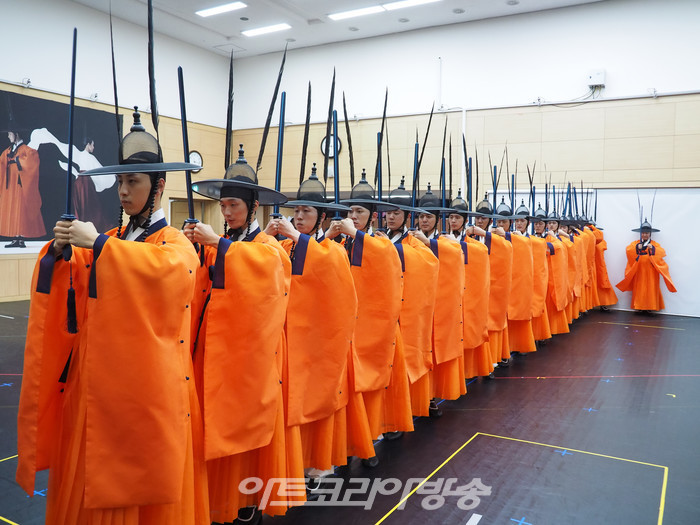 서울시 무용단의 '일무' 연습실 공개행사 무무(정대업지무) 시연. 2023.04.25 사진 ⓒ아트코리아방송 이용선 기자​