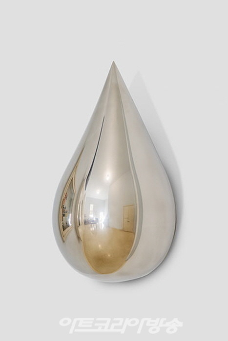 가나아트, 로버트 테리엔, No title (large wall drop), 2017, Wstainless steel, 50.8 × 24 × 25