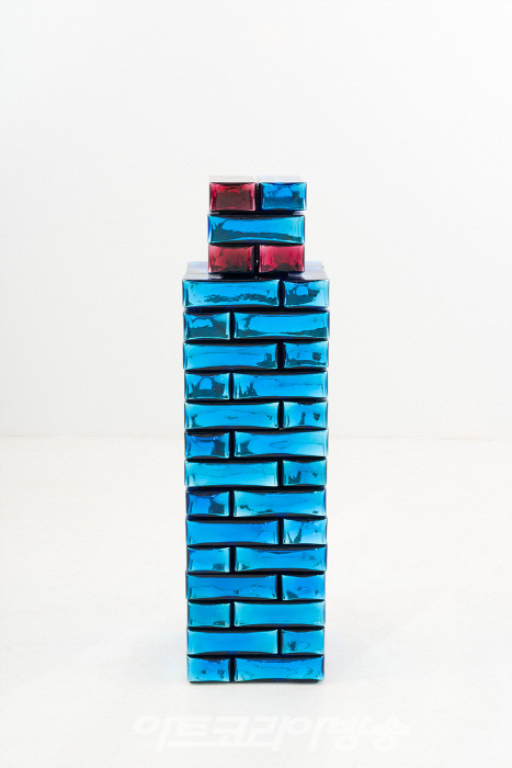 장-미셸 오토니엘(b. 1964)〈Wonder Block〉2023Aquamarine blue and pink Indian mirrored glass, stainless steel 