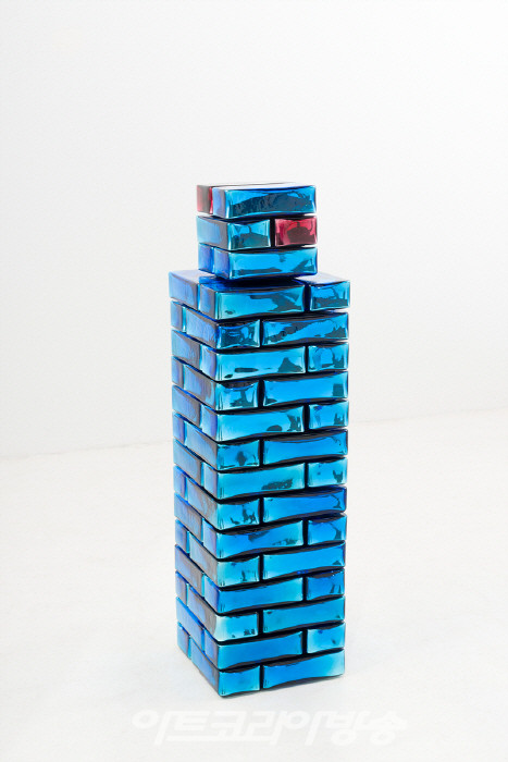 장-미셸 오토니엘(b. 1964)〈Wonder Block〉2023Aquamarine blue and pink Indian mirrored glass, stainless steel 
