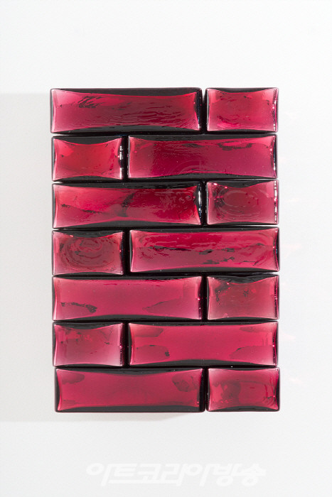 장-미셸 오토니엘(b. 1964)〈Precious Stonewall〉2023Pink Indian mirrored glass, wood
