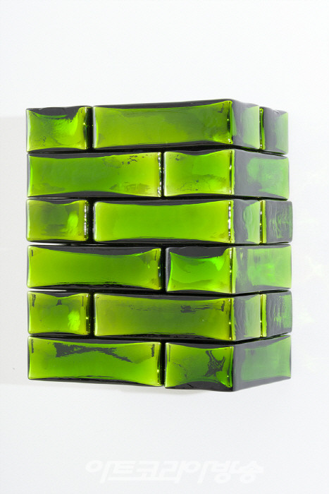 장-미셸 오토니엘(b. 1964)〈Precious Stonewall〉2023Green Indian mirrored glass, wood
