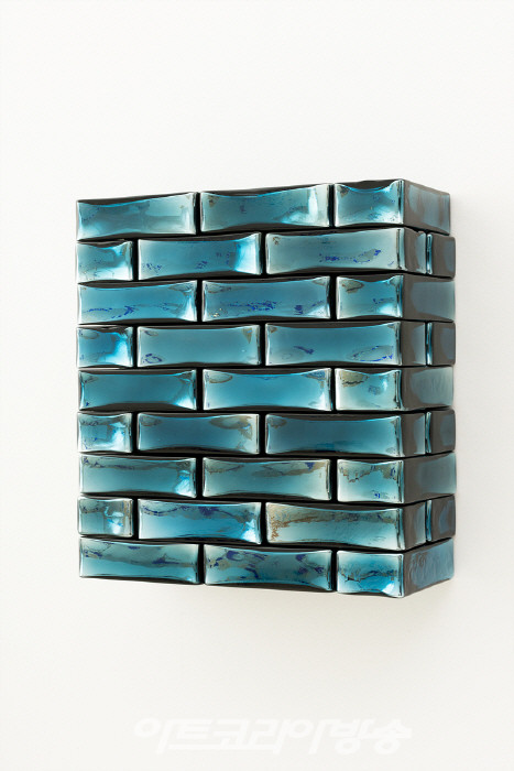 장-미셸 오토니엘(b. 1964)〈Precious Stonewall〉2023Mineral blue Indian mirrored glass, wood