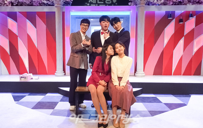 연극 '체인징 파트너' 포토타임(사진 뒷줄 왼쪽부터 김정운-박강록-강이성 . 사진 앞줄 왼쪽부터 구도경, 김여진). 2023.05.13 사진 ⓒ아트코리아방송 이용선 기자​