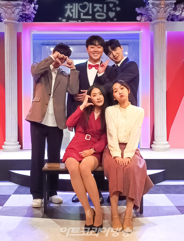 연극 '체인징 파트너' 포토타임(사진 뒷줄 왼쪽부터 김정운-박강록-강이성 . 사진 앞줄 왼쪽부터 구도경, 김여진). 2023.05.13 사진 ⓒ아트코리아방송 이용선 기자​