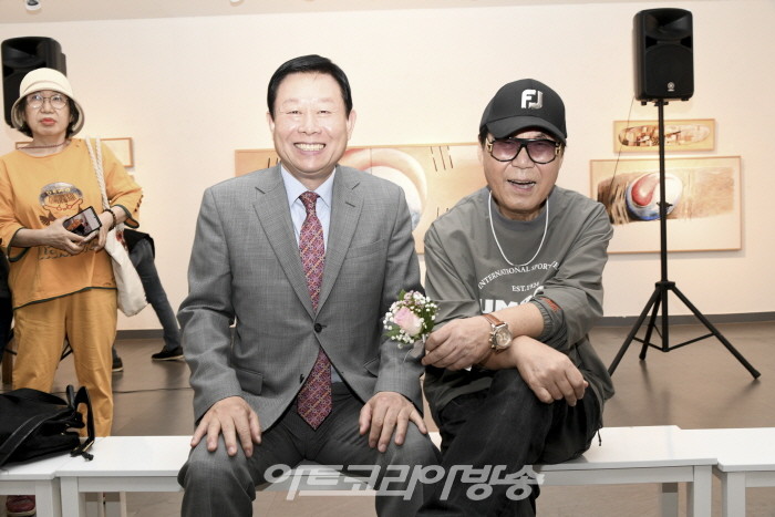 조영남 초대전 '한국의 팝아트에 관하여' 개막식-박복신 인사아트프라자 회장과 조영남 작가