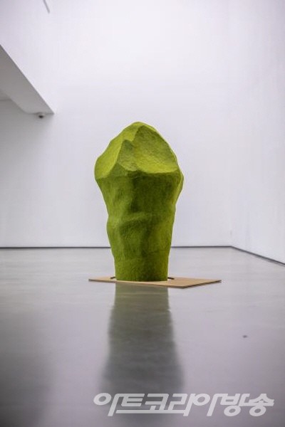 김채린 作_그로부터 비롯된 Landscaping, Modeling and Diorama 2019_모형스펀지, 코르크_91x61x135cm_(c)사진=민준기