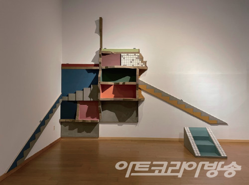 유지원 作_Biblio-Trace(흔적 서재)_Installation, Wood, Cardboard, Acrylic paint, Ciment, Tiles_Size Variable_2021