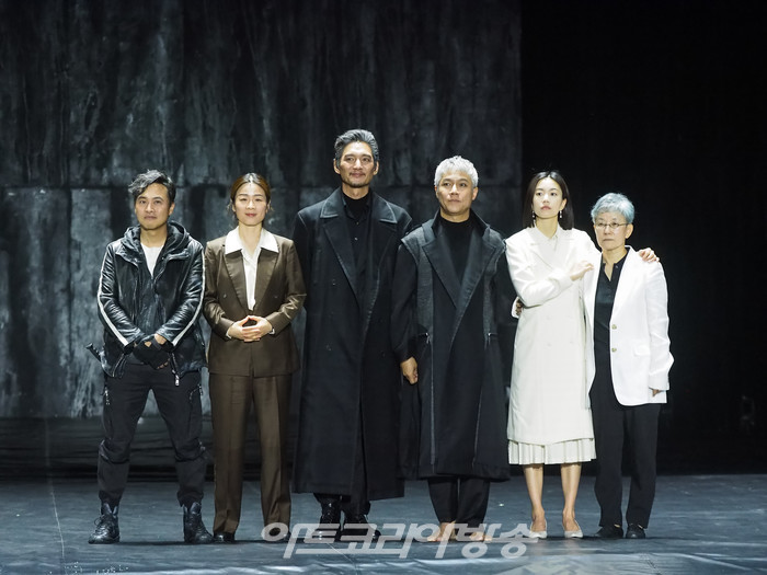 연극 '오셀로' 프레스콜(사진 왼쪽부터 손상규, 이지람, 유태웅, 박호산, 이설, 박정희 연출) 2023.05.18 사진 ⓒ아트코리아방송 이용선 기자​