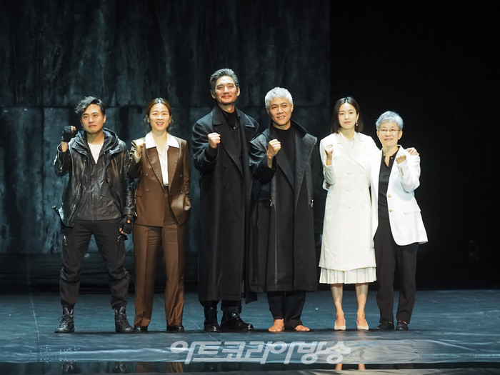 연극 '오셀로' 프레스콜(사진 왼쪽부터 손상규, 이지람, 유태웅, 박호산, 이설, 박정희 연출) 2023.05.18 사진 ⓒ아트코리아방송 이용선 기자​