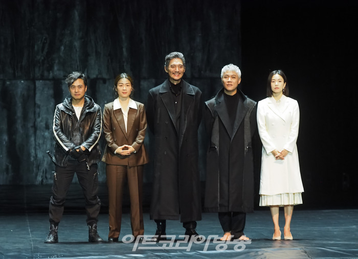 연극 '오셀로' 프레스콜(사진 왼쪽부터 손상규, 이지람, 유태웅, 박호산, 이설, 박정희 연출) 2023.05.18 사진 ⓒ아트코리아방송 이용선 기자​