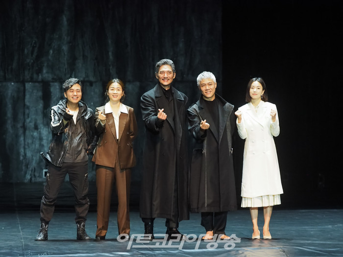 연극 '오셀로' 프레스콜(사진 왼쪽부터 손상규, 이지람, 유태웅, 박호산, 이설, 박정희 연출) 2023.05.18 사진 ⓒ아트코리아방송 이용선 기자​