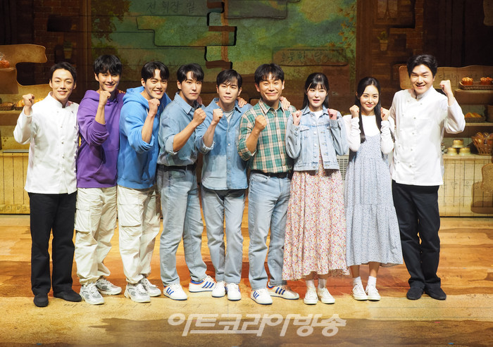 뮤지컬 '빠리빵집' 프레스콜(왼쪽부터 김승용-최우혁-김건우-조형균-고훈정-김대곤-한재아-임예진-공민섭) 2023.05.19 사진 ⓒ아트코리아방송 이용선 기자