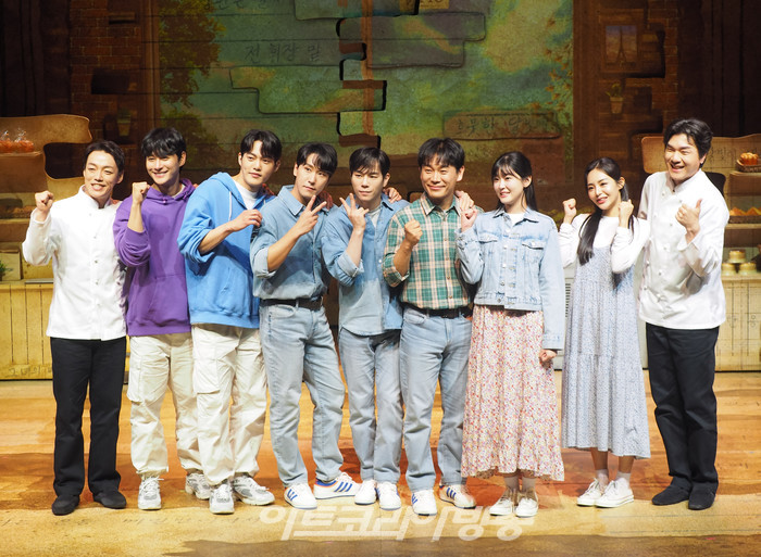 뮤지컬 '빠리빵집' 프레스콜(왼쪽부터 김승용-최우혁-김건우-조형균-고훈정-김대곤-한재아-임예진-공민섭) 2023.05.19 사진 ⓒ아트코리아방송 이용선 기자