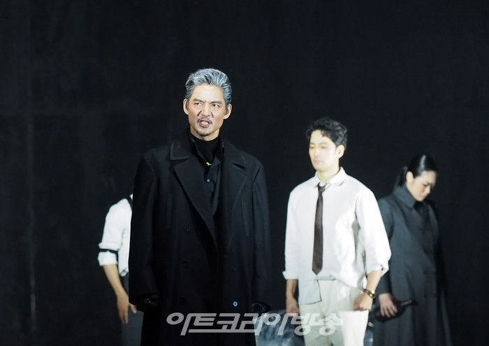 연극 '오셀로' 프레스콜(오셀로 역 유태웅, 카시오 역 홍선우) 2023.05.18 사진 ⓒ아트코리아방송 이용선 기자​