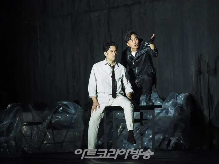 연극 '오셀로' 프레스콜(카시오 역 홍선우, 이아고 역 손상규, ) 2023.05.18 사진 ⓒ아트코리아방송 이용선 기자​