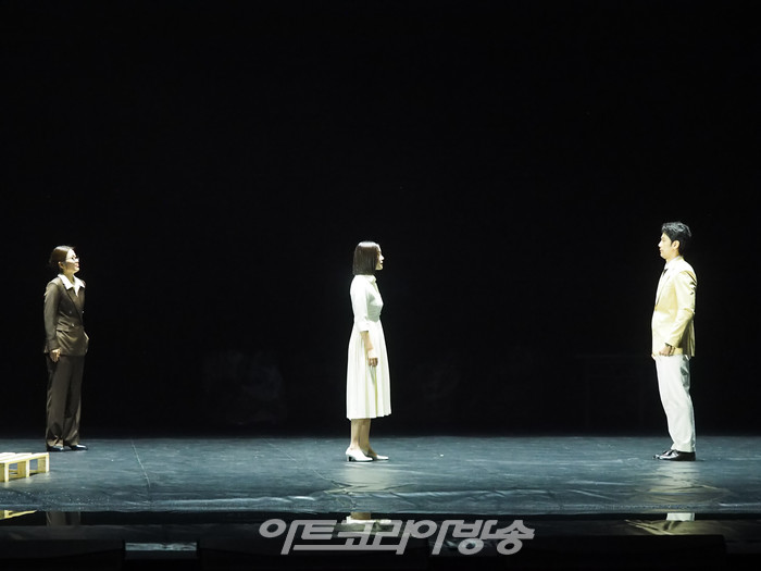 연극 '오셀로' 프레스콜(데스데모나 역 이설, 에밀리아 역 이자람, 카시오 역 홍선우). 2023.05.18 사진 ⓒ아트코리아방송 이용선 기자​