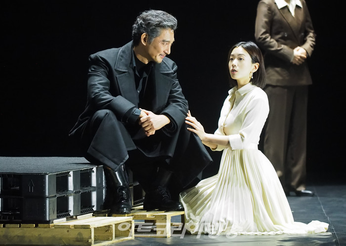 연극 '오셀로' 프레스콜(오셀로 역 유태웅, 데스데모나 역 이설). 2023.05.18 사진 ⓒ아트코리아방송 이용선 기자​